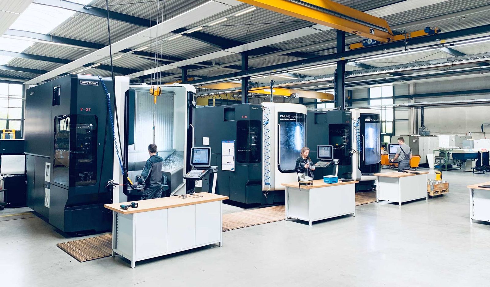 Fertigungshalle der symos GmbH mit CNC-Bearbeitungszentren