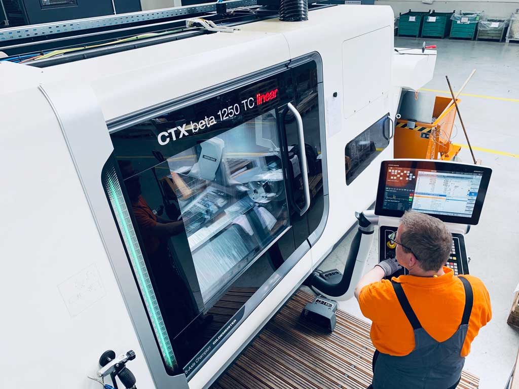 Mitarbeiter an der Steuerung eines CNC-Bearbeitungszentrums