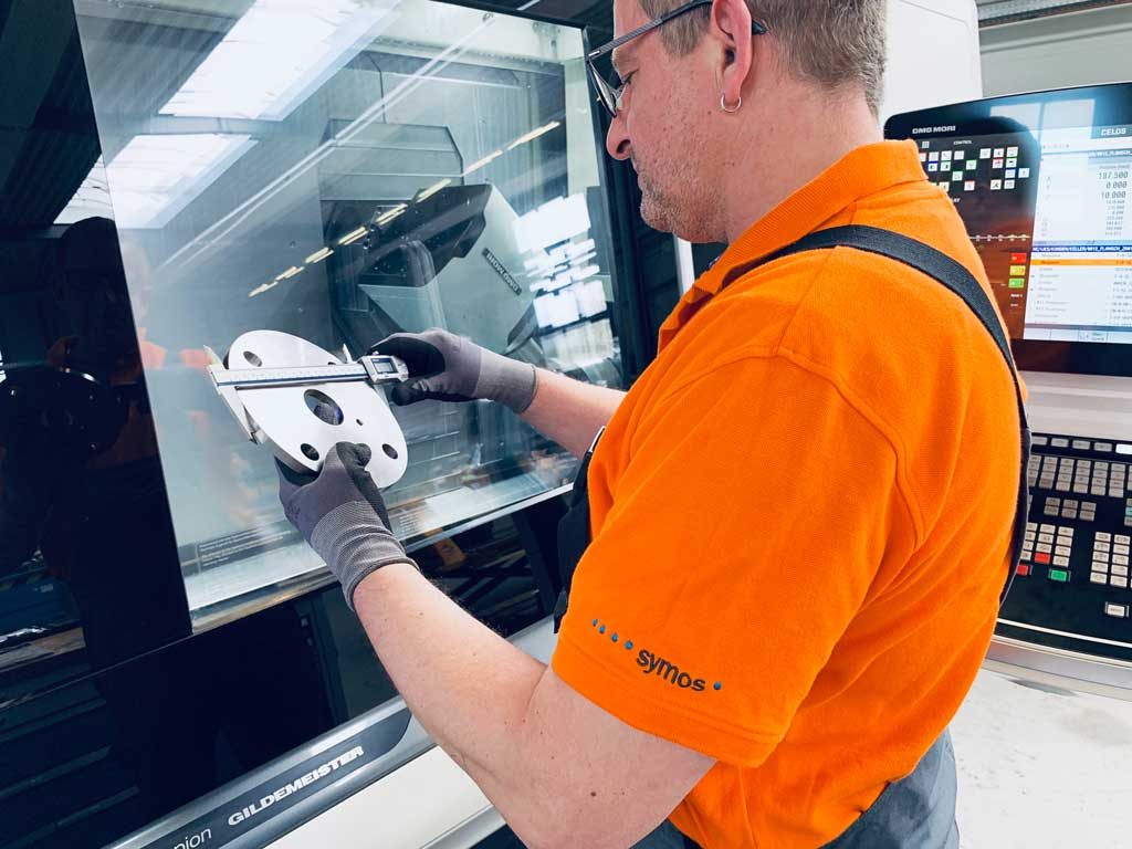 Mitarbeiter am Bedienpult der Fräsmaschine