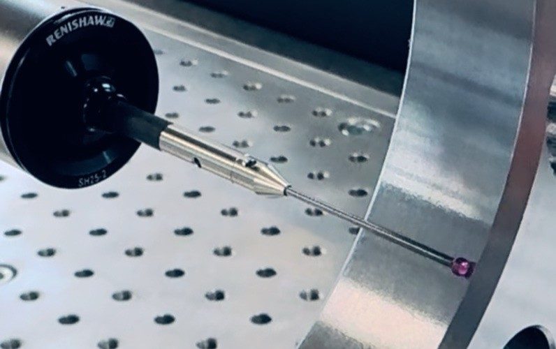 Messtaster prüft ein Werkstück auf der Messmaschine