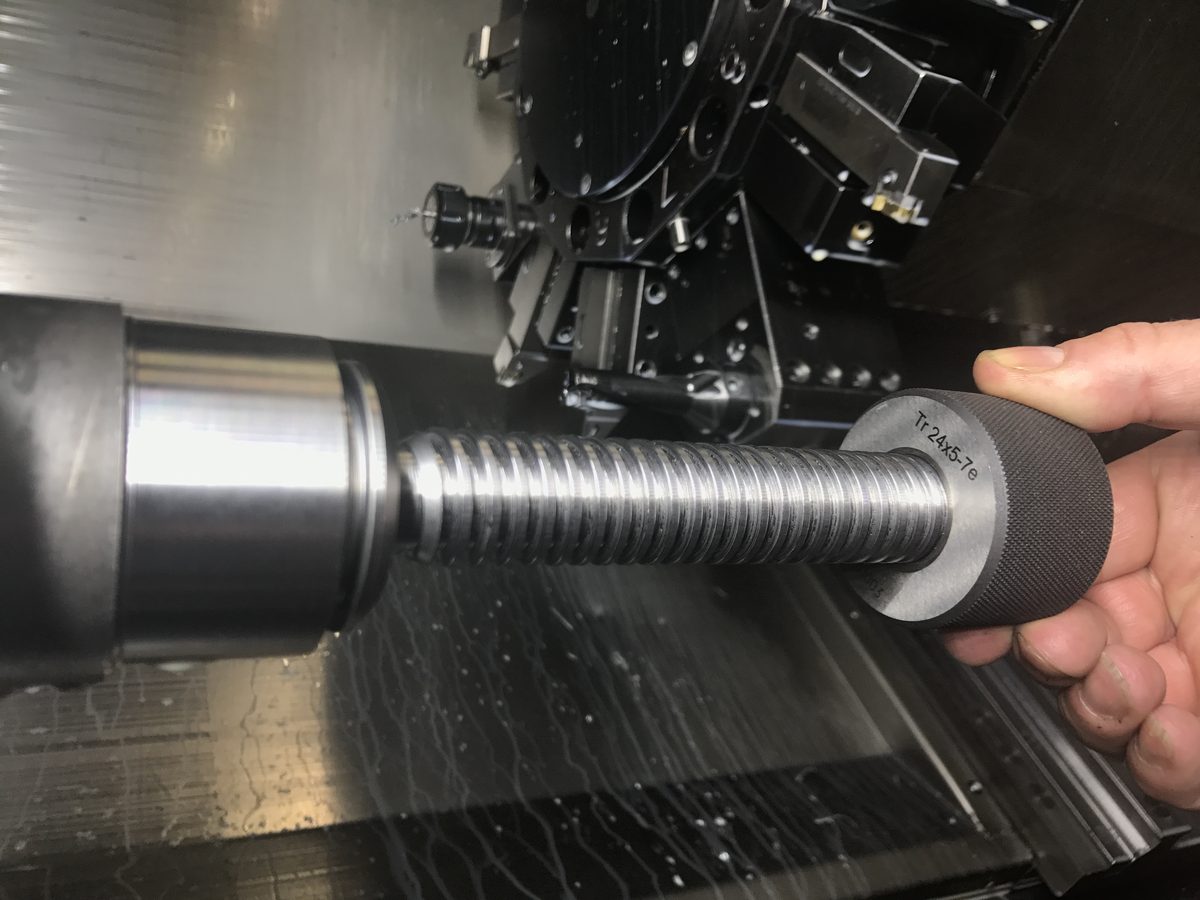 Gewindespindel in der Drehmaschine